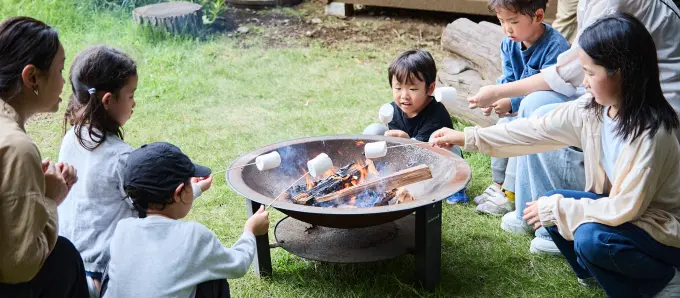 焚き火や薪割りなどのイベントを楽しむ様子