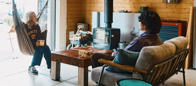 薪ストーブのある木の家の室内